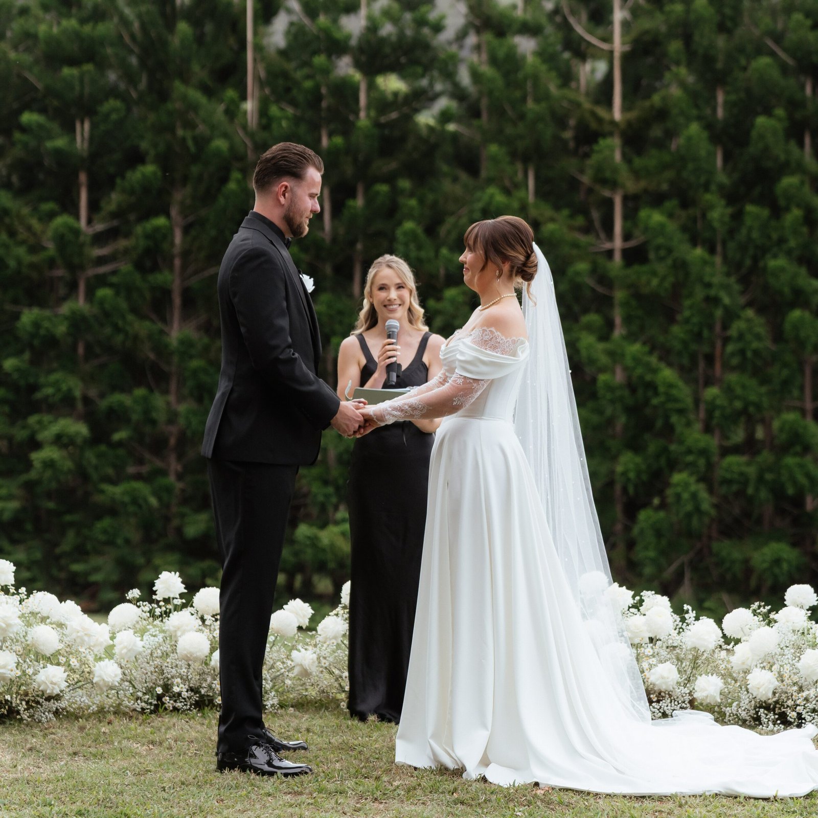 Gold Coast wedding celebrant Isabella officiating an outdoor ceremony